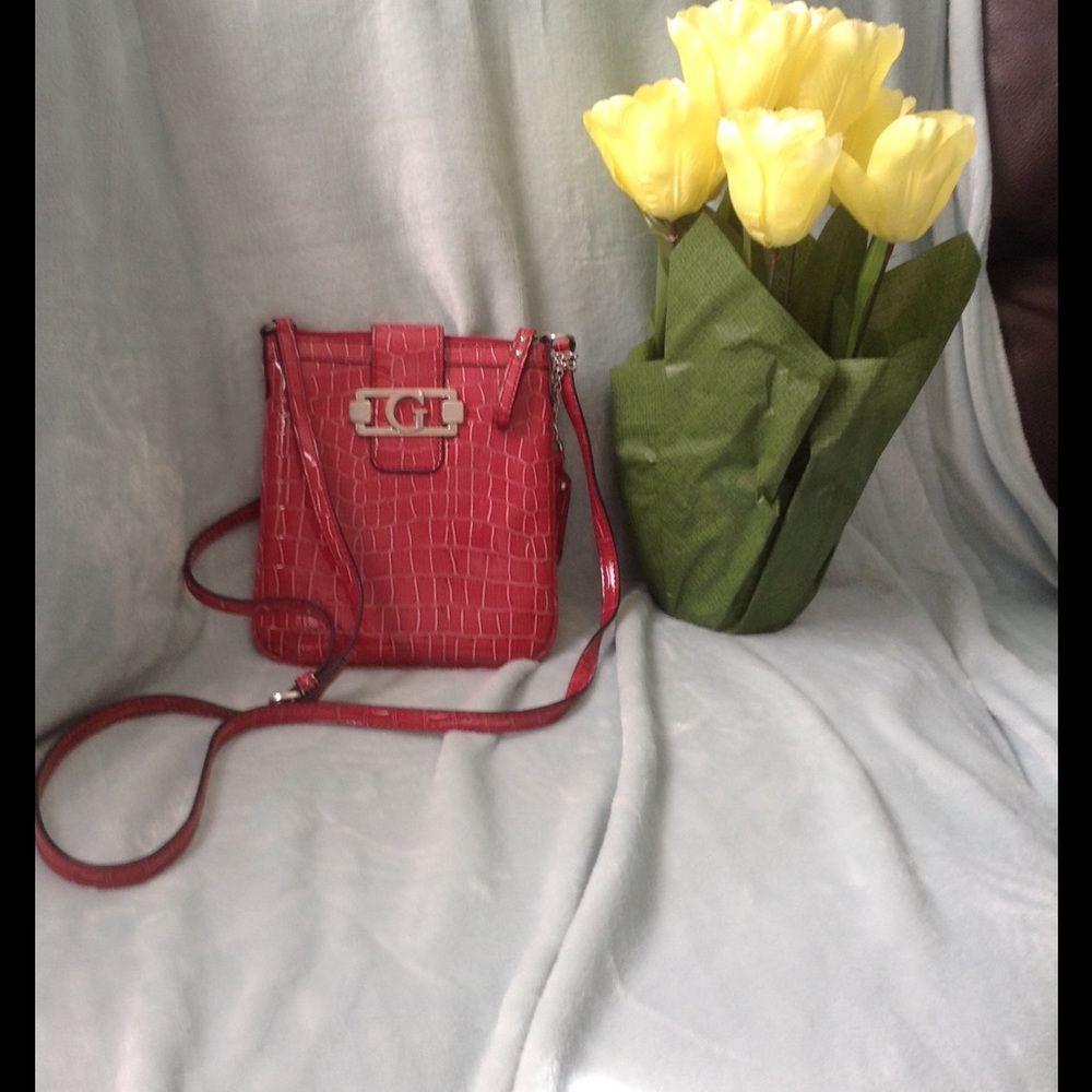 💐Guess Crossbody with key chain💐